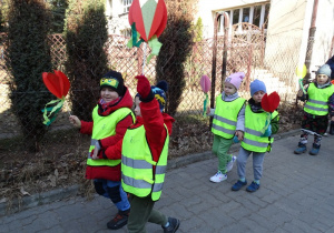 Chłopcy prezentują sylwety tulipanów